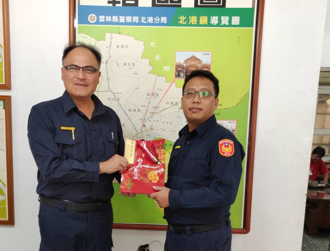 ▲分局長王立德頒發破案茶表揚以鼓勵員警執勤認真、機警。（圖／記者蘇榮泉攝，2019.11.14）