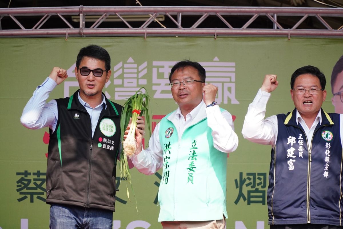 ▲民進黨人氣立委劉建國特地跨溪前來站台，劉建國他進一步懇請彰化鄉親支持洪宗熠連任。（圖／記者陳雅芳攝，2019.11.14）