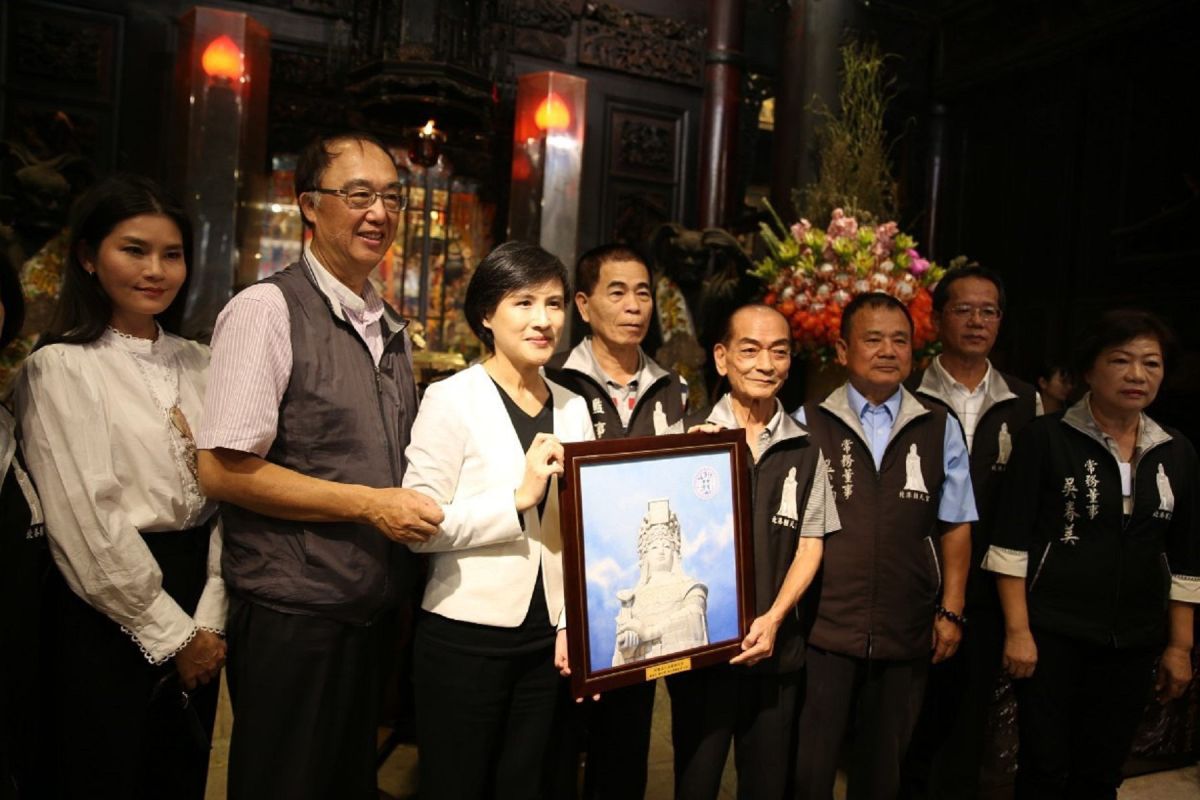 ▲文化部長鄭麗君與北港朝天宮董監事合影。（圖／記者洪佳伶攝，2019.11.14）