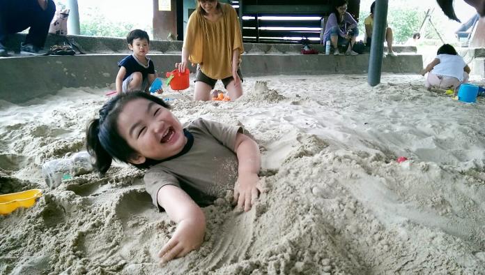 ▲十三行博物館的沙坑總能讓小朋友玩上一整天。（圖/新北市十三行博物館提供）