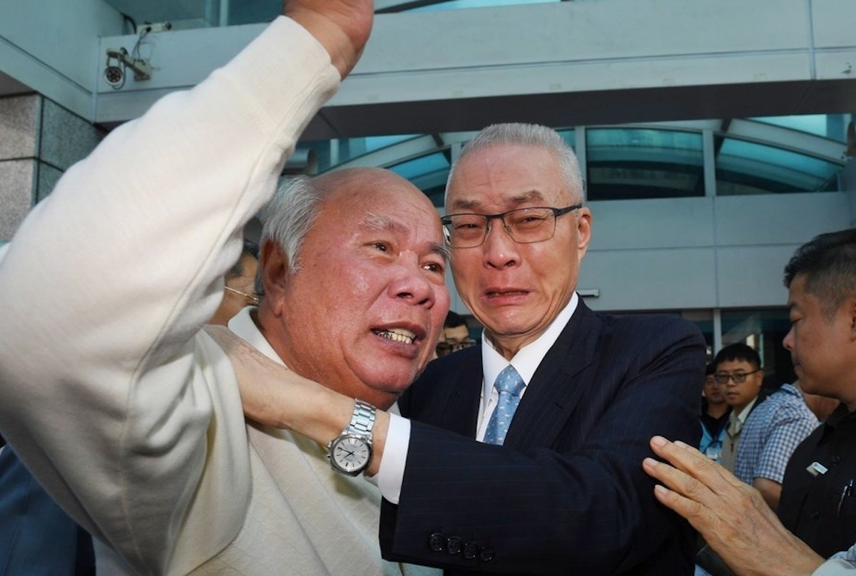 ▲國民黨不分區立委名單引發反彈聲浪，吳敦義與支持者當眾緊抱痛哭。（圖／中央社資料圖片）