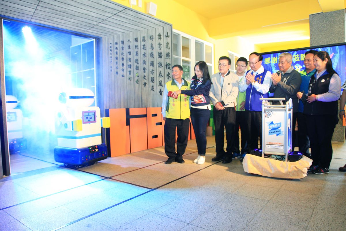 ▲桃園成功國小「成寶」多功能服務機器人成為桃園市進入校園服務的第一位機器人。（圖／記者李春台攝）