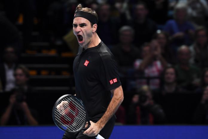 Roger Federer擊敗Novak Djokovic後，在場上為自己喝采慶祝。（圖／美聯社／達志影像）