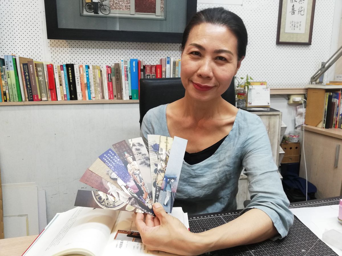 ▲吳靜芳以自己紙雕作品製成書籤，陪伴美好閱讀生活。（圖/記者邱嘉琪攝，2019.11.15）