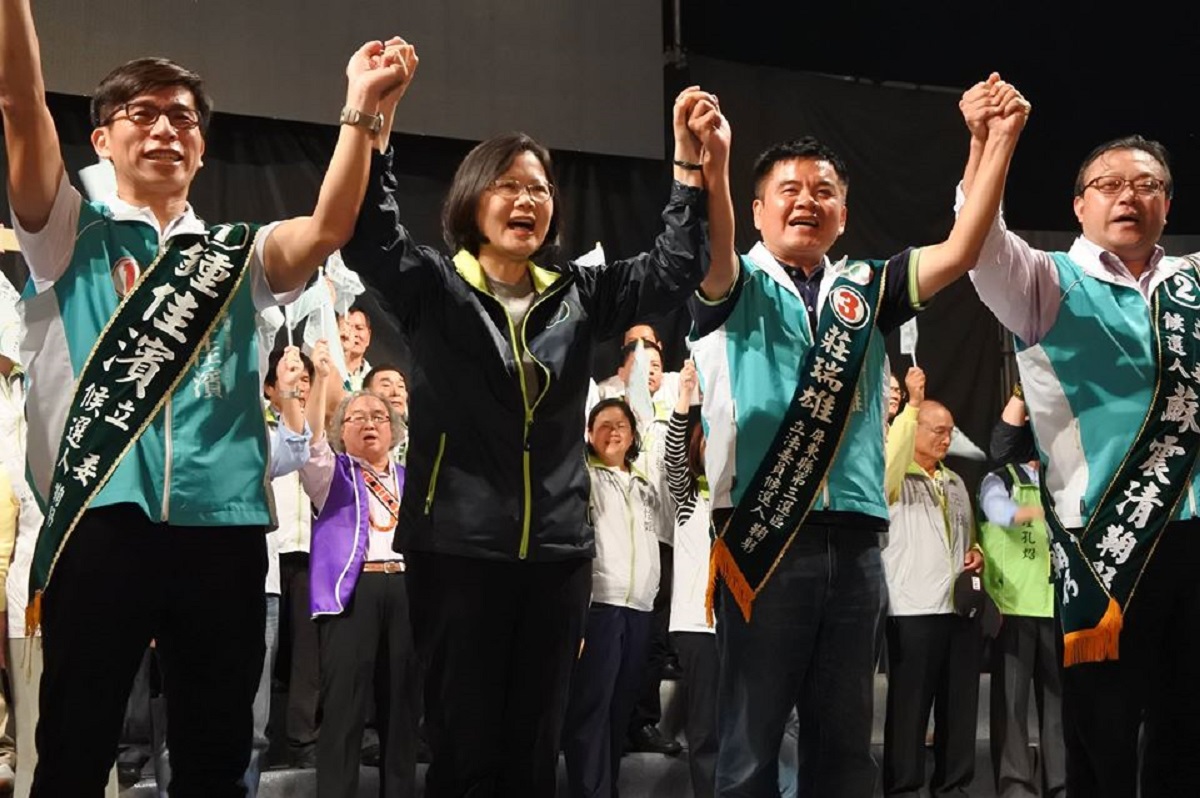 ▲民進黨不分區立委名單底定，原屏東二選區立委莊瑞雄確定往前移到第十名，進入安全名單。(圖／翻攝莊瑞雄臉書)