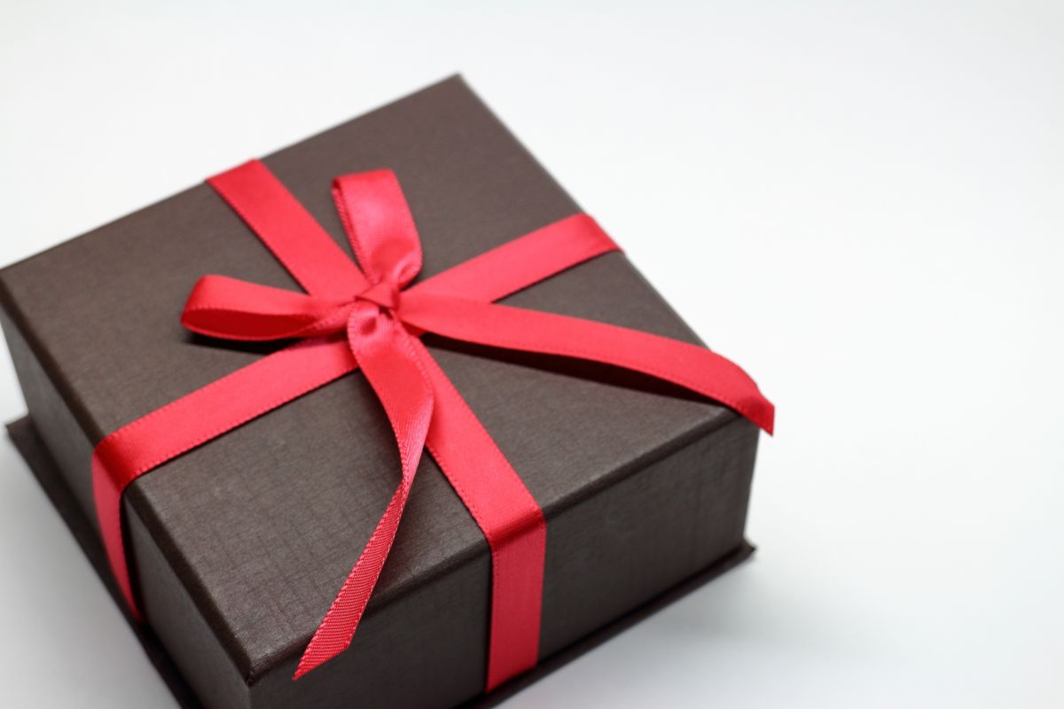 ▲原本打算結婚去拜見女友家長，致贈的禮物卻被準岳父嫌太摳，要他們分手。（示意圖，非當事情境／取自 photoAC ）