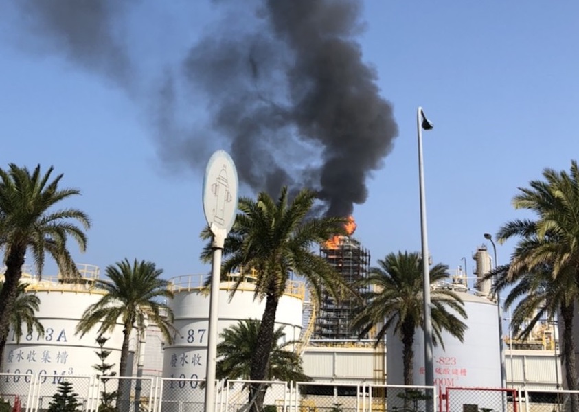 ▲台塑六輕廠區高塔冒出濃濃黑煙。（圖／記者蘇榮泉翻攝，2019.11.15）