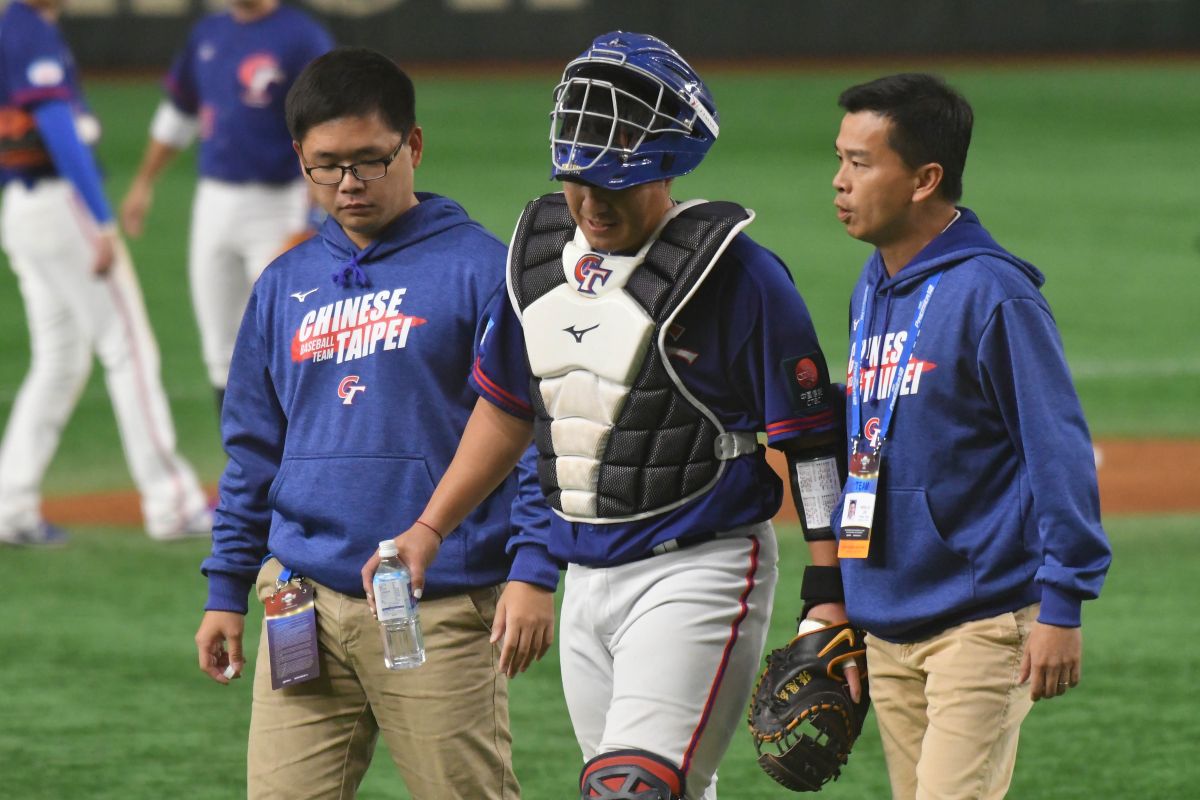  ▲世界棒球12強，中華隊vs.美國隊。先發捕手張進德因腳抽筋提前下場。（圖／記者葉政勳攝 , 2019.11.15）