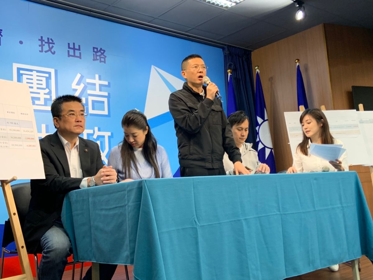 韓國瑜競選辦公室質疑資料是遭國家機器洩漏，卻被周刊記者打臉，指韓國瑜買賣房產的紀錄，在監院公報、國家圖書館都找得到。 (圖/記者吳承翰攝)