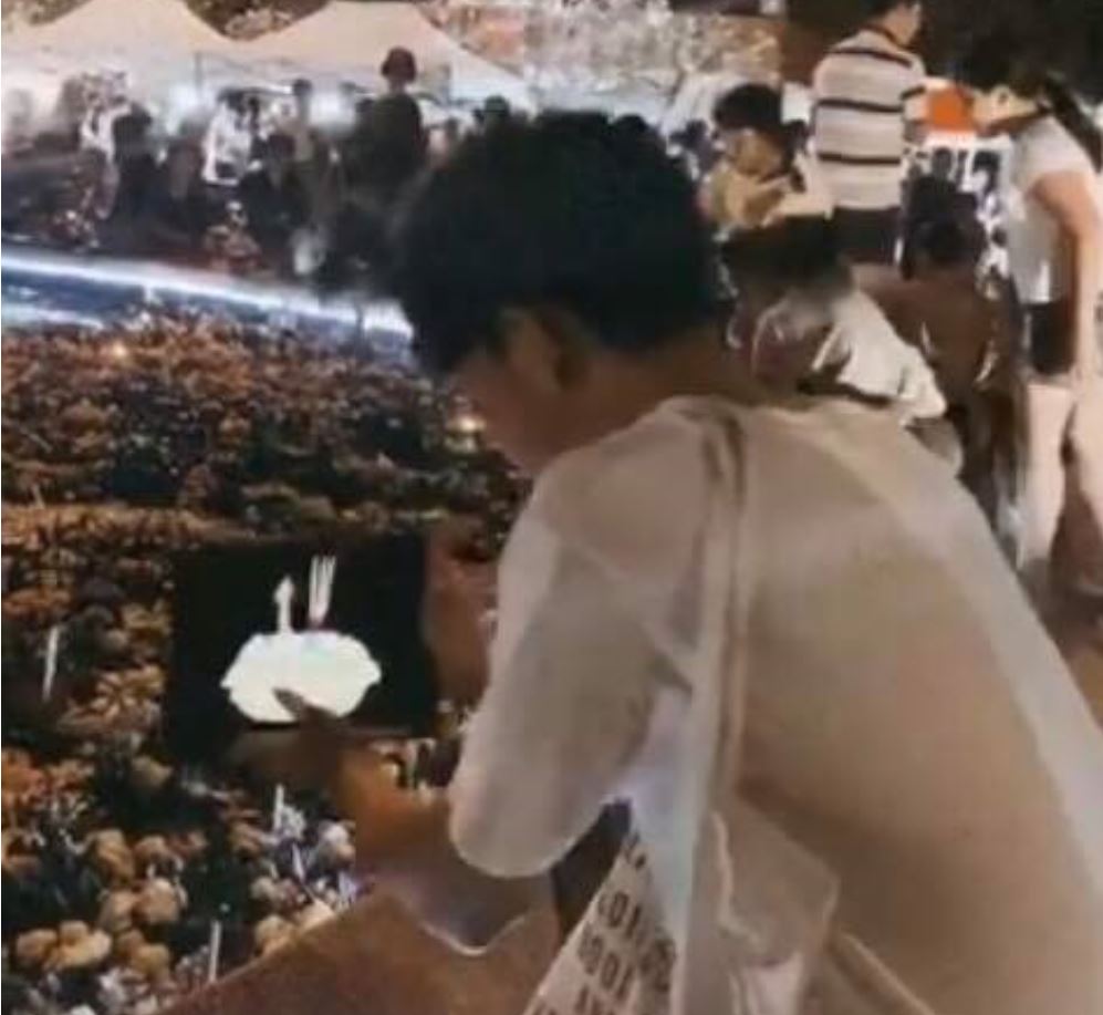 影片中的男子所放的「水燈」可說是全世界最環保的水燈。（圖／翻攝自影片）