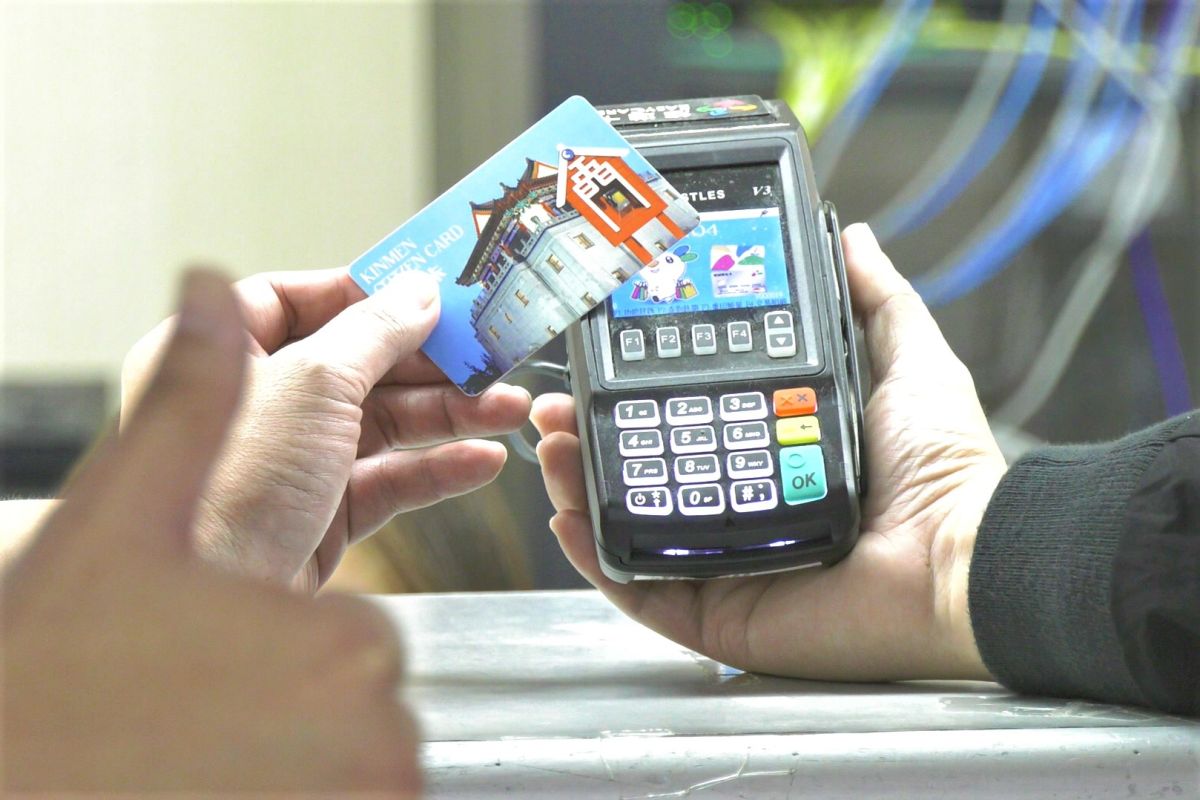 ▲無論繳納行政規費、搭乘公車船舶、圖書館借書、商店消費，金門縣民卡都可以暢通無阻。（圖／蔡若喬攝, 2019.11.15）