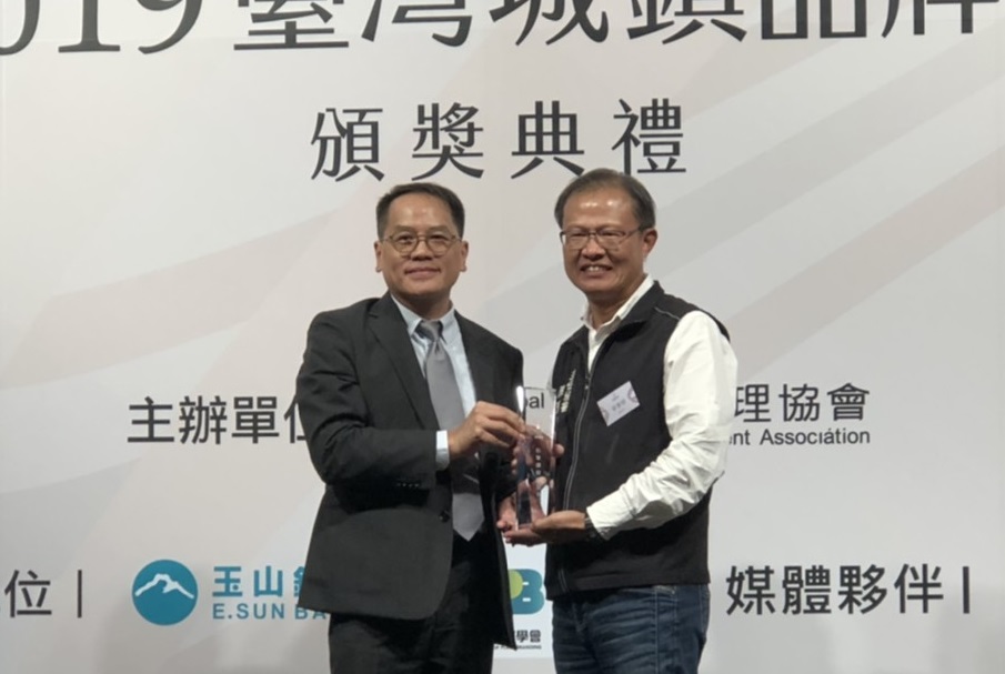 ▲麥寮鄉公所主任秘書陳東松代表鄉長蔡長昆領獎。（圖／記者蘇榮泉攝，2019.11.15）