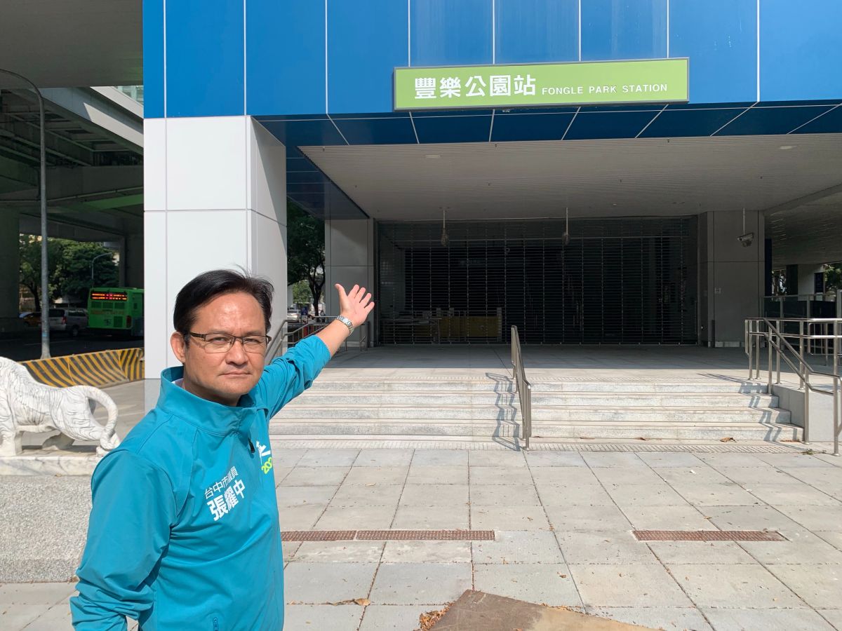 ▲市議員張耀中指出，捷運綠線G12站出現兩種站名，令市民一頭霧水。 (圖／柳榮俊翻攝2019.11.15)