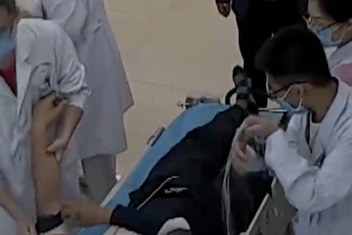 ▲中國大陸一名男子喝完可樂瓶內的液體後中毒。（圖／翻攝自看看新聞）