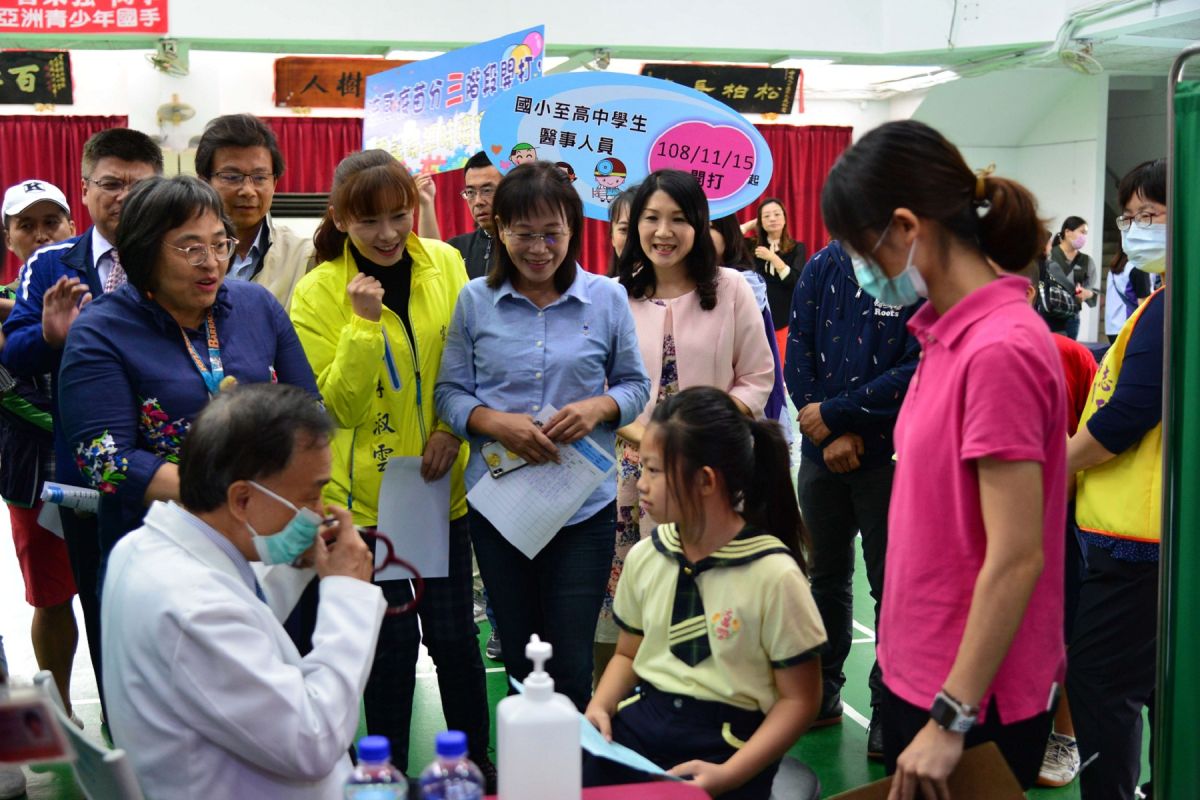 ▲副縣長謝淑亞到西螺鎮文昌國小關心學童施打狀況。（圖／記者洪佳伶攝，2019.11.15）