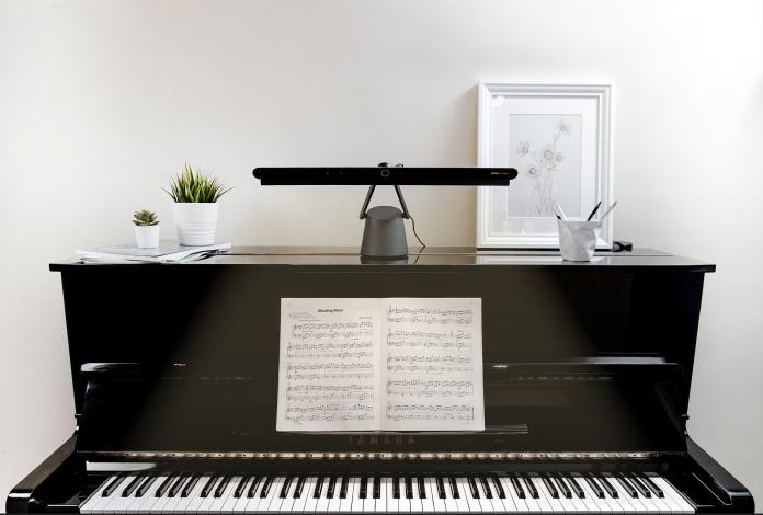 ▲「PianoLight」是全球第一盞專為鋼琴使用者設計的智慧燈。（BenQ提供）