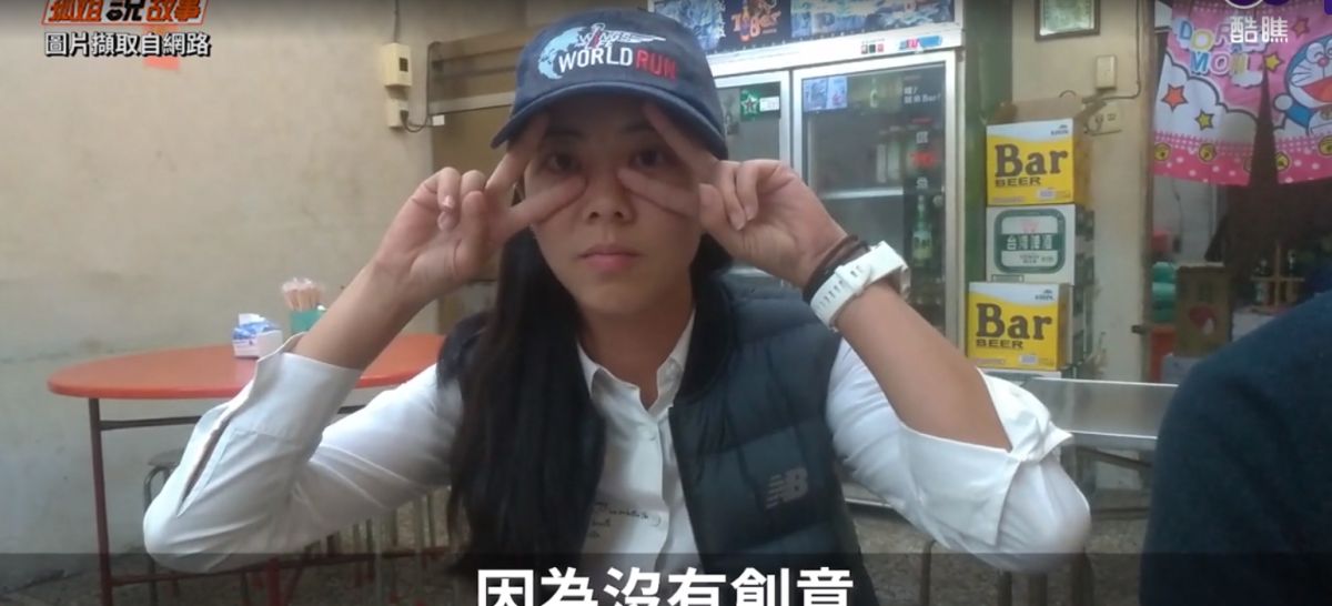 ▲拍照時要最常比的手勢就是YA，不管男女老少都適合。（圖／翻攝自酷瞧）