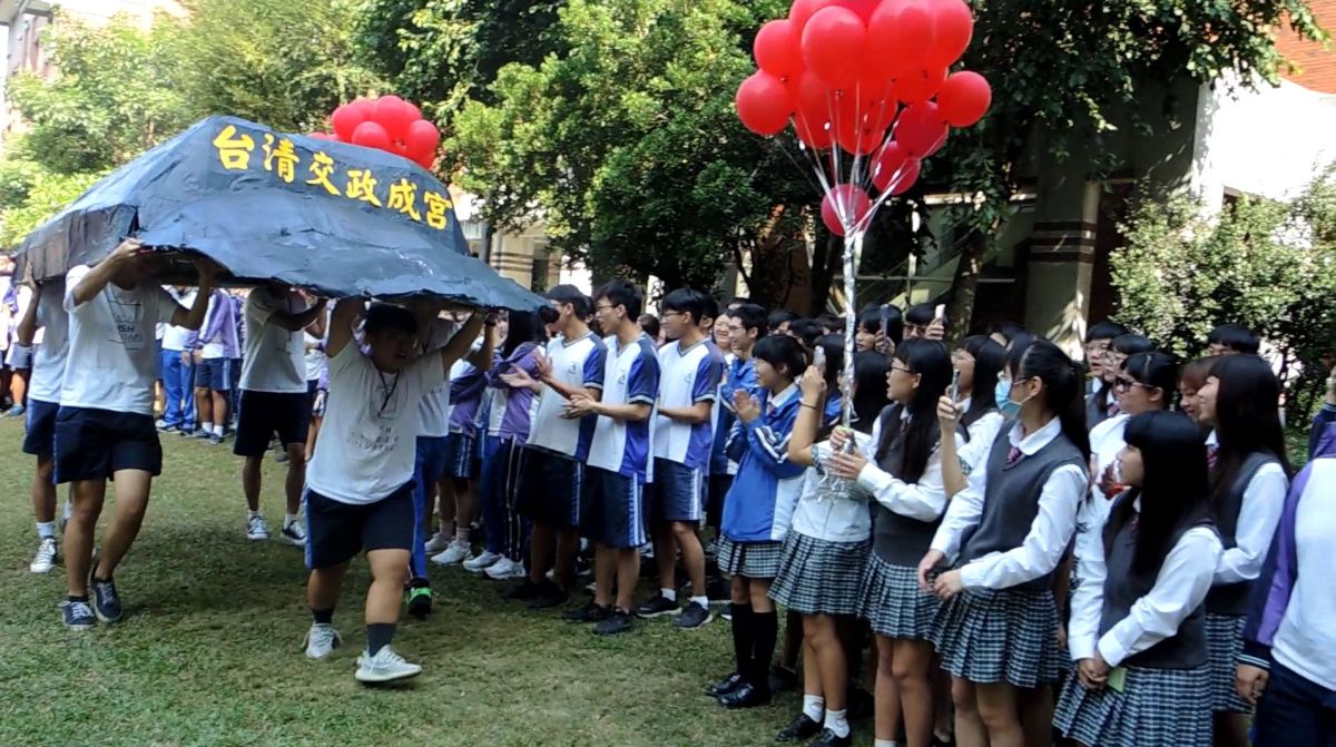 ▲畢業的三位校友為學弟妹祈福而製作。希望「臺清交政成宮帽」能帶來「冠軍志願」的好兆頭。（圖／記者陳雅芳攝，2019.11.15）