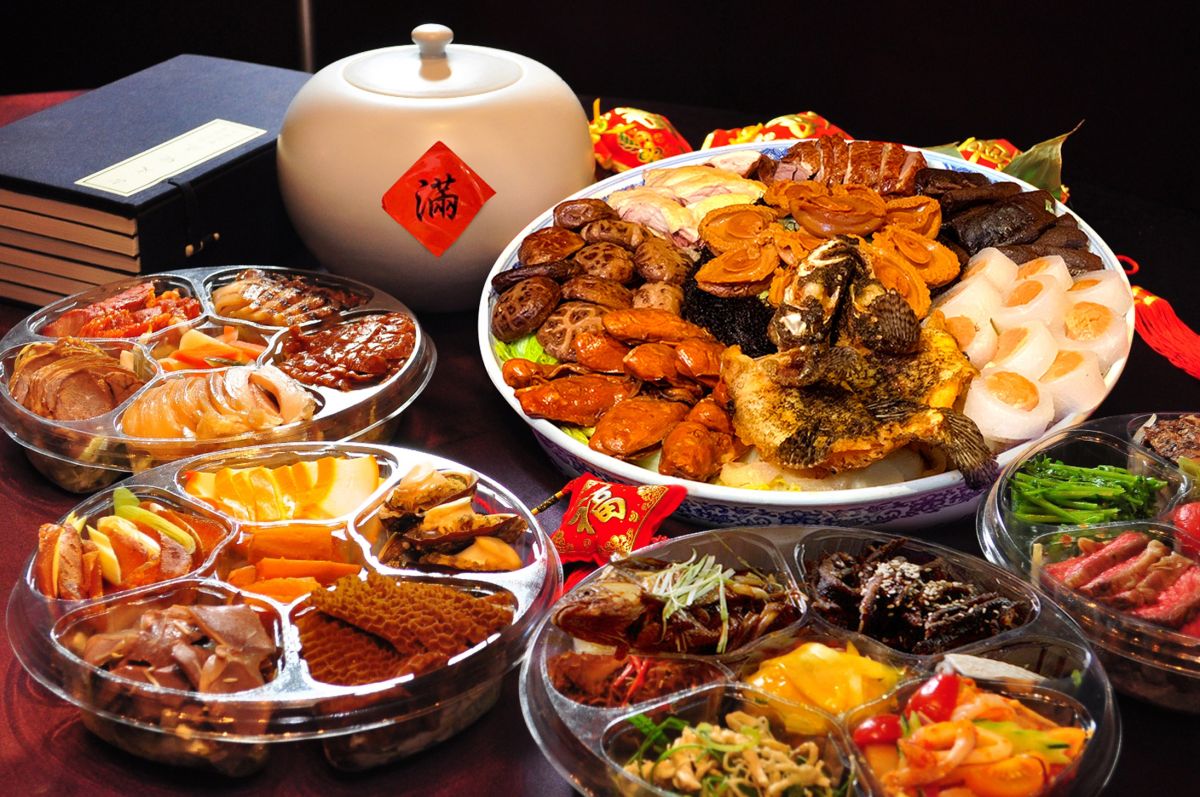 ▲各大飯店業者已經摩拳擦掌推出年節菜色，5星飯店旗下的米其林3星中餐廳更推出要架2萬8千8百元的大盆菜（右上），除了用料豪華，也話題十足。（圖／業者提供）