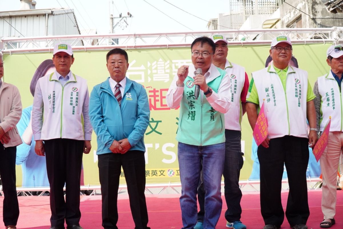 ▲立委洪宗熠上台感謝大城鄉長蔡鴻喜與現場鄉親的支持。（圖／記者陳雅芳攝，2019.11.15）