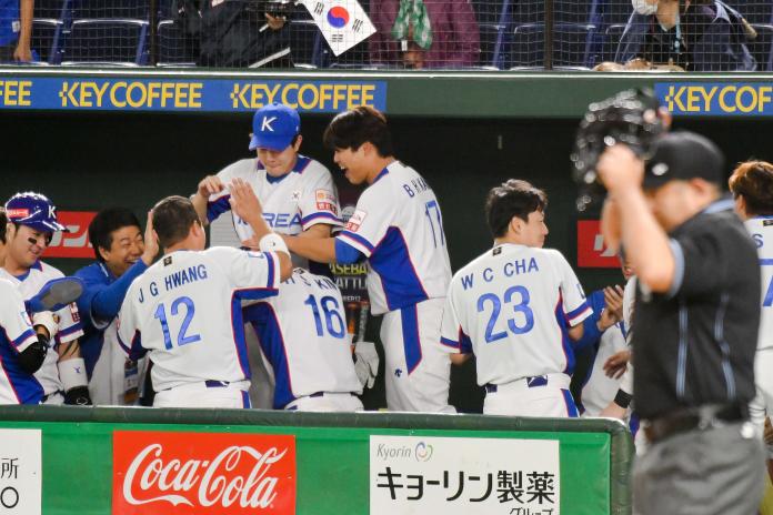 南韓打者在第5局灌進7分大局，在三壘休息室高興的慶祝。（圖／葉政勳攝）
