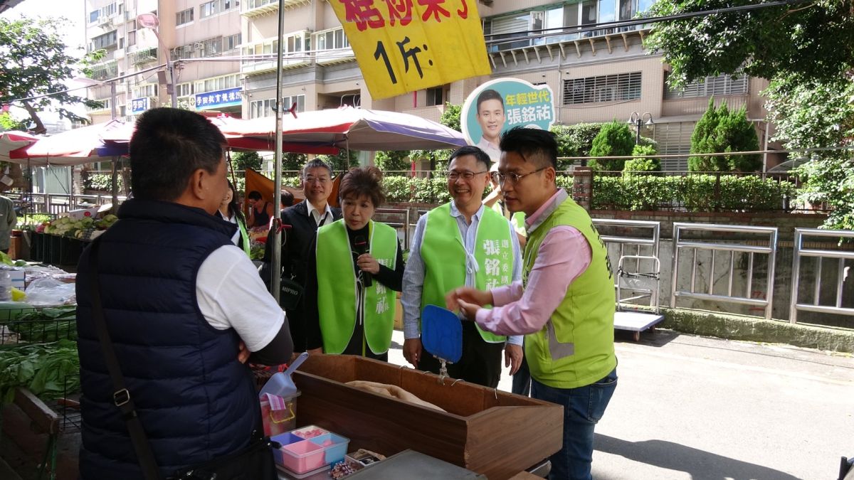 ▲張銘祐今日在前立委賴勁麟、前市議員廖筱清的陪同下，前往在大坪林市場掃街拜票；不僅展現本次選舉主軸的「世代共贏」，更顯示不分派系力挺張銘祐的團結氣勢。（圖／張銘佑辦公室提供）