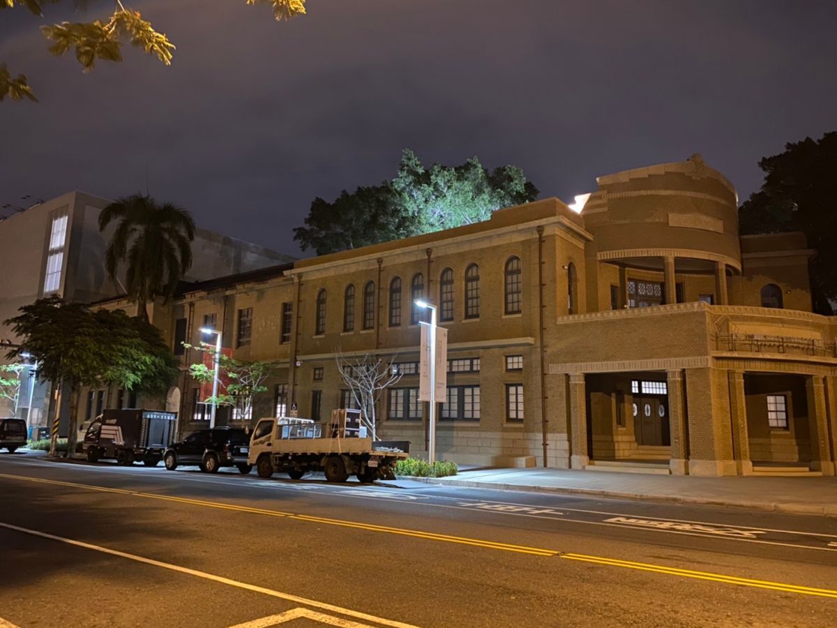 ▲南美館1館徹夜燈火通明，正為林志玲的婚禮進行場地布置。（圖／記者陳聖璋攝，2019.11.16）