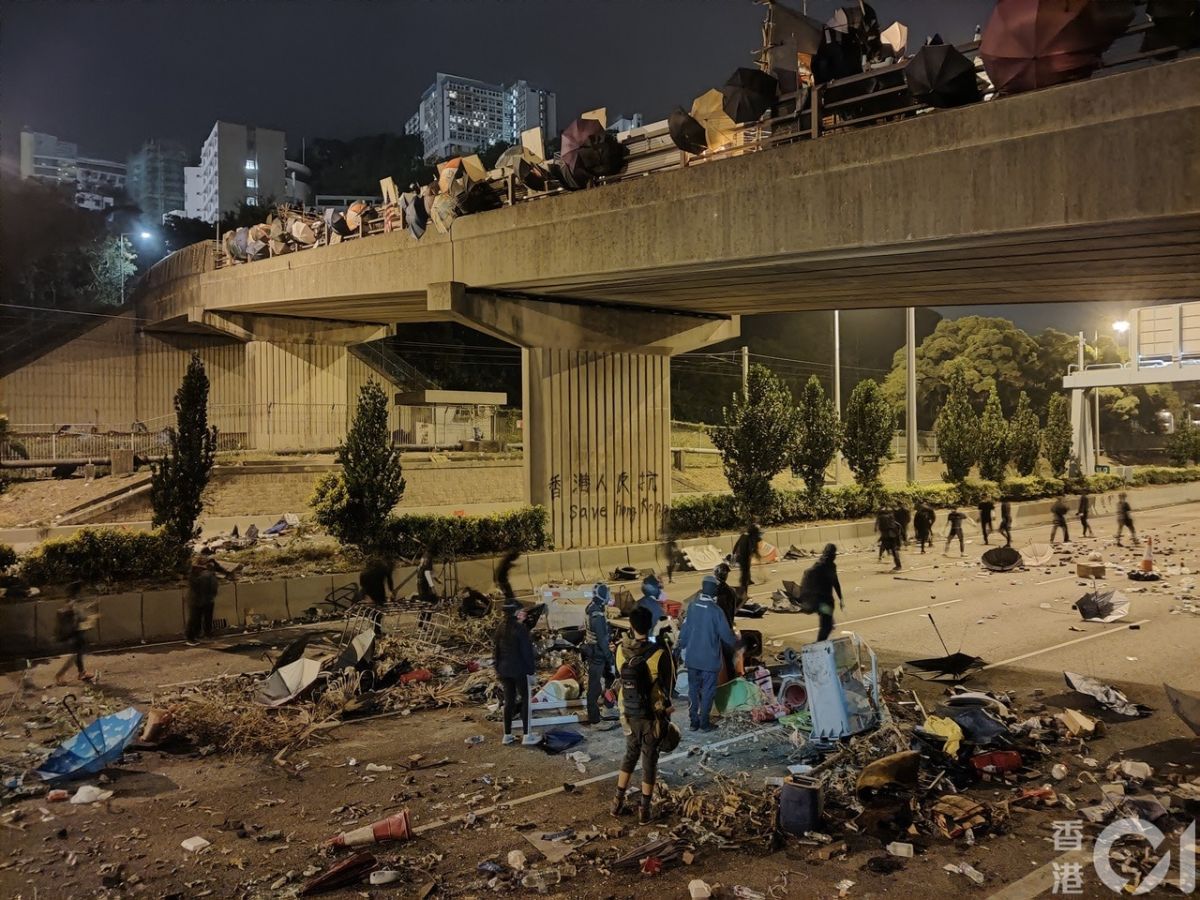 ▲香港中大的示威者於 15 日清晨，暫時開放吐露港公路南北各一線並清理路障，要求港府 24 小時內回應訴求，但其後遭到拒絕。（圖／翻攝自香港 01 ）