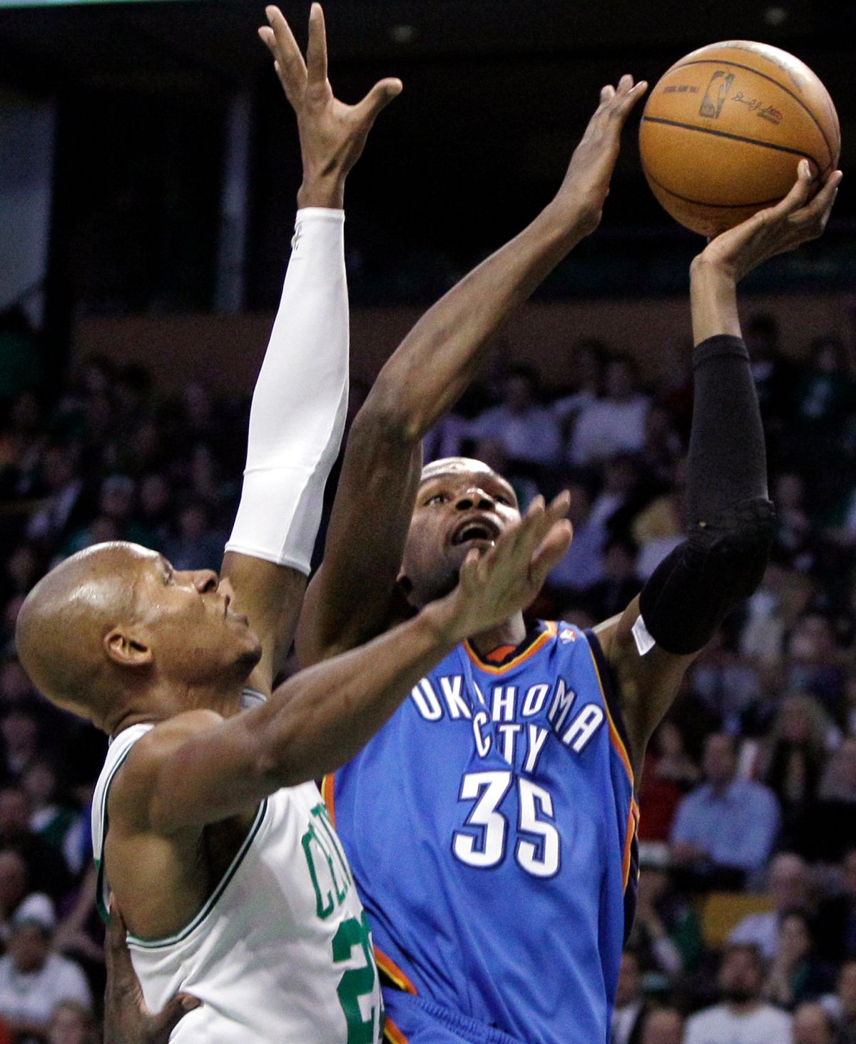 Ray Allen努力防守Kevin Durant。（圖／美聯社／達志影像）