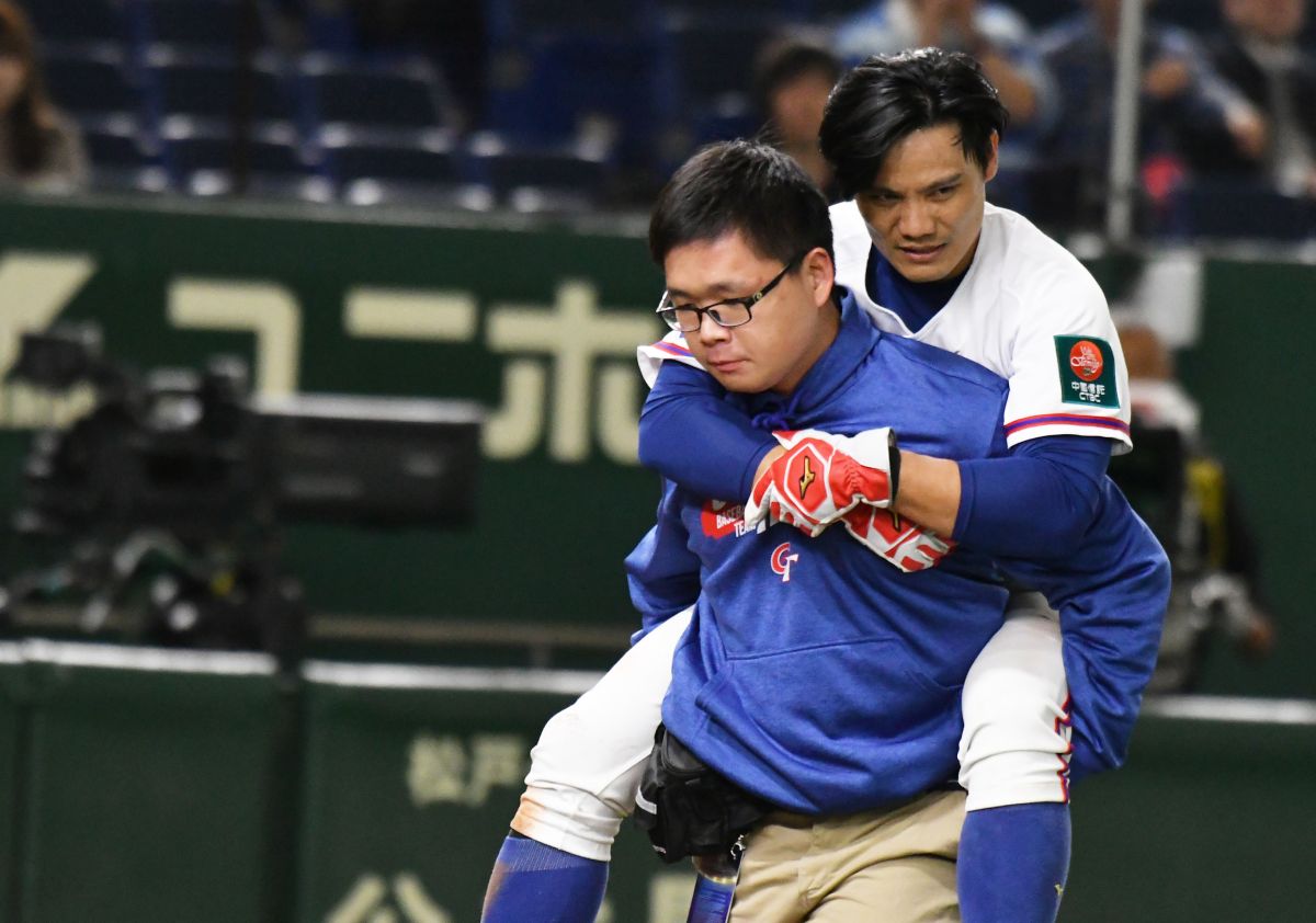 王勝偉跑壘受傷退場。（圖／葉政勳攝）