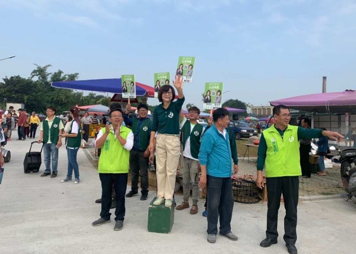 ▲蘇治芬率子弟兵一大早站在市集路口肥皂箱上向逛市集鄉親問早。（圖／記者蘇榮泉攝，2019.11.16）