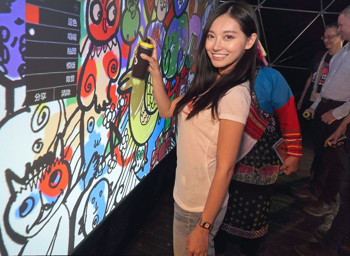 ▲祈錦鈅受邀參加「當山豬遇見環保數位科技塗鴉牆」、「MOTUS一知動生活藝術空間」國際交流首展開幕剪綵。（圖／川彙有限公司提供）