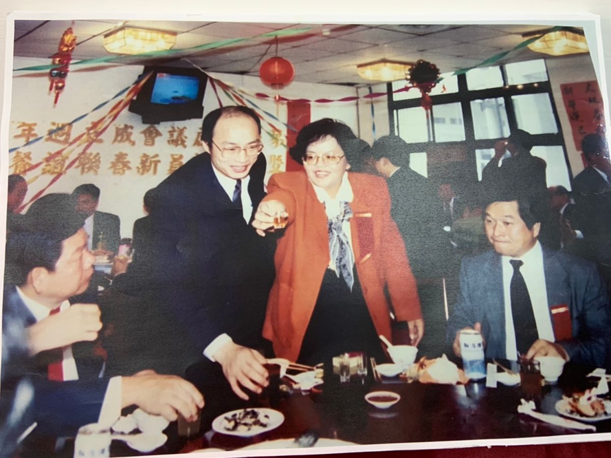 韓國瑜擔任新北市議員時，髮量跟今日大不同。 (圖/新北市議員邱烽堯提供)