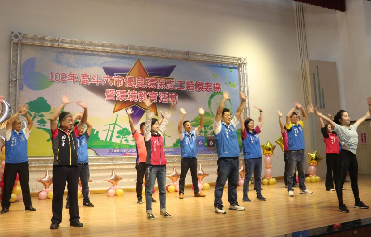 ▲斗六市長林聖爵陪同代表與里長在台上，帶領所有志工健康帶動跳。（圖／記者蘇榮泉攝，2019.11.16）
