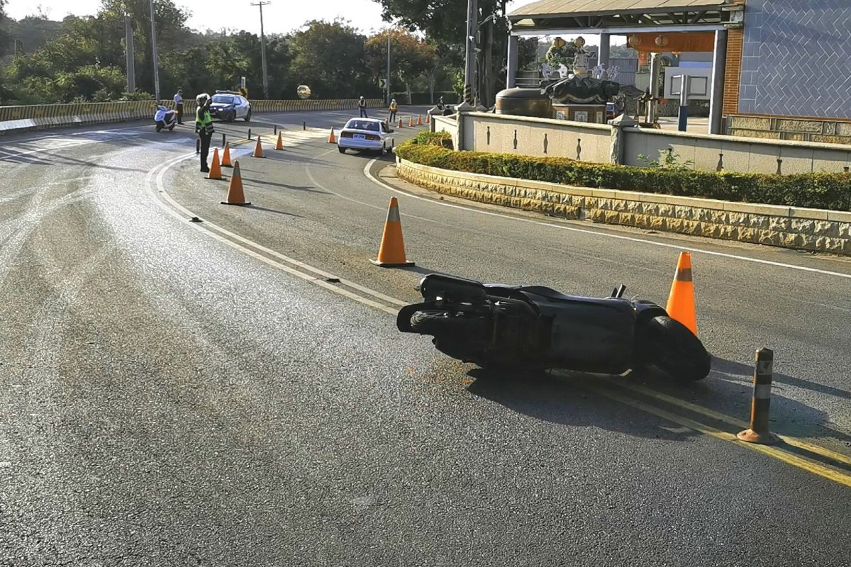 ▲因路面布油漬，4輛機車滑倒，6名金大生受傷。（圖／蔡若喬攝, 2019.11.16）