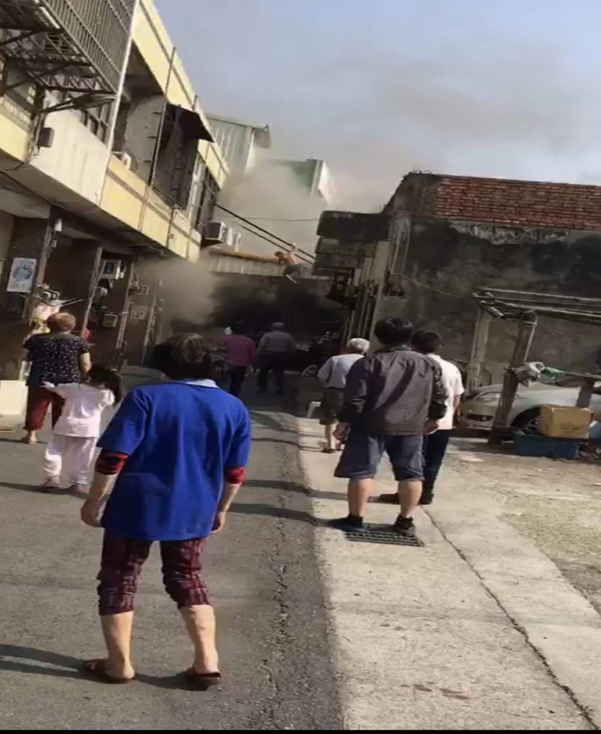 ▲線西鄉中央路二段中午發生住宅火警，火苗疑從一樓竄起。（圖／記者陳雅芳攝，2019.11.16）