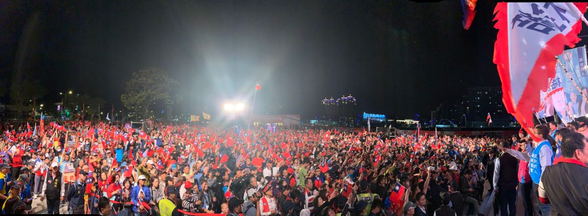 韓國瑜16日晚間在土城造勢，他說在拜廟的時候都有大師請他把一例一休改回來，因為信徒都在抱怨。 (圖/韓國瑜競選辦公室提供)