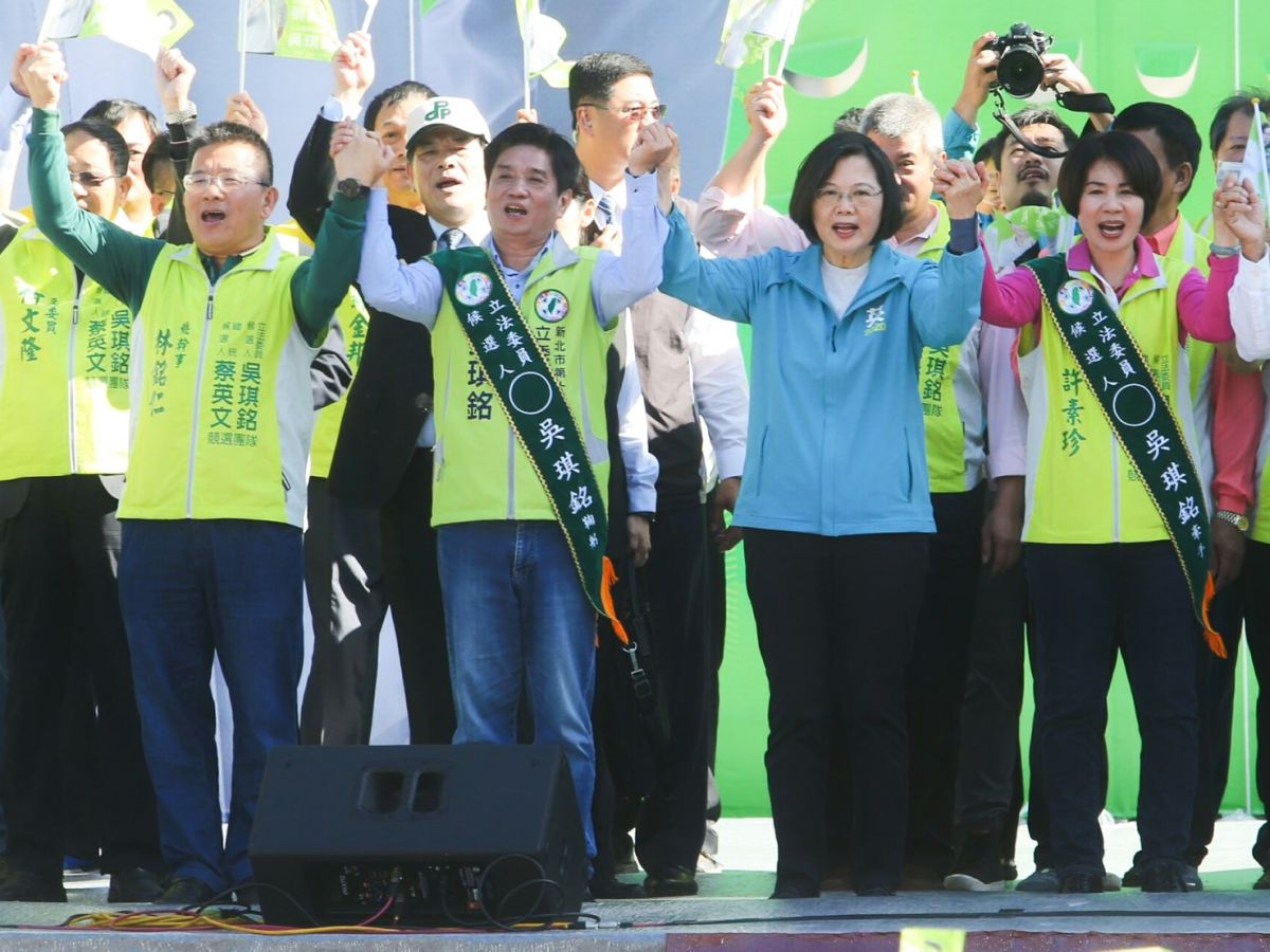 ▲立法委員候選人吳琪銘於今(16)日在土城假日藝術廣場舉辦競選總部成立大會，總統蔡英文親自為他授旗。（圖／記者宋原彰攝，2019.11.16）
