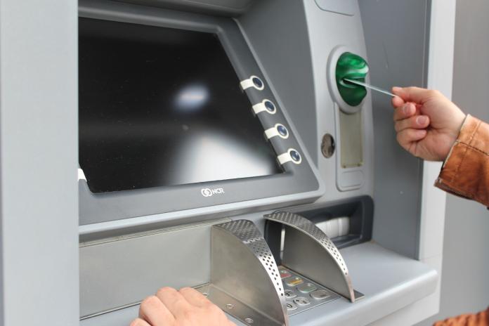 ▲各大超商都設有ATM，讓民眾匯款、領錢都相當方便，而它的功能也在近年越來越多元。（圖／取自 Pixabay ）