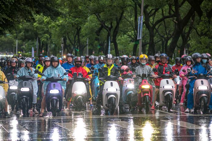 ▲近期不斷下雨，不少機車騎士都穿上雨衣防止淋濕。（示意圖／翻攝自 Gogoro Taiwan 臉書 ）