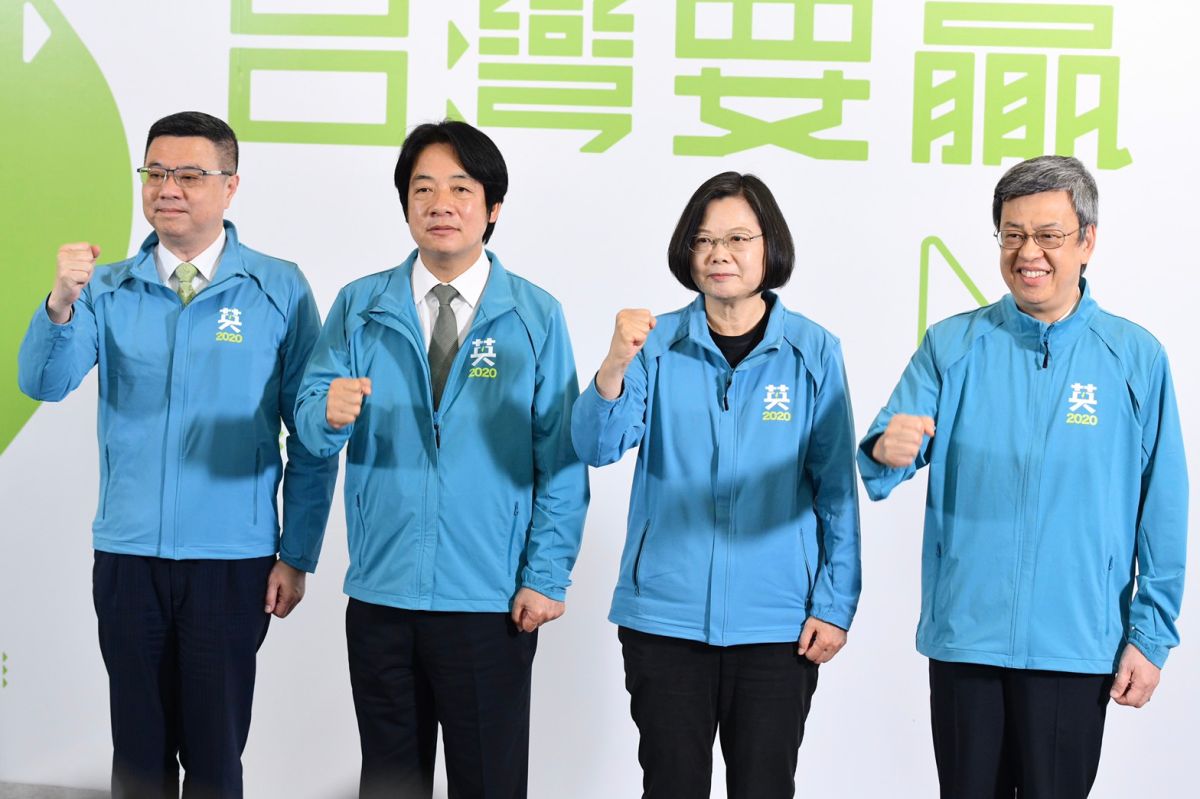 ▲民進黨提名總統候選人蔡英文（圖右二）與賴清德（左二）搭檔參選，並邀副總統陳建仁（右一）擔任全國競總主委。圖左一是民進黨主席卓榮泰。（圖／記者林柏年攝, 2019.11.17）