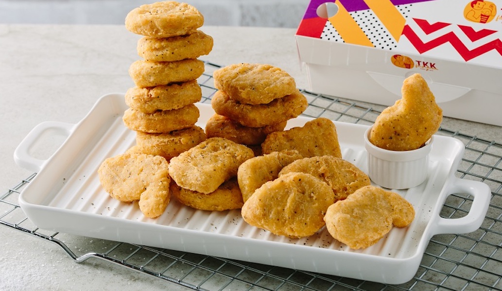 ▲台灣本土知名炸雞品牌搭上迪士尼熱，今（18）天是米老鼠的生日，特別選在這天推出20塊招牌雞塊150元的超值優惠。（圖／業者提供）