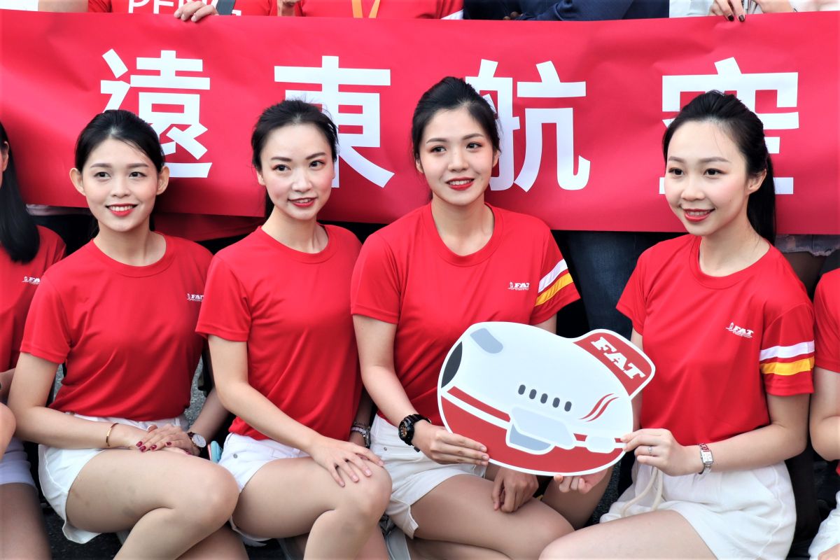 ▲『2019澎湖遠航國際馬拉松』吸引了約4,300名參賽者報名，現場有美麗大方的遠航空服員為跑者們加油打氣。（圖／記者張塵攝，2019.11.17）