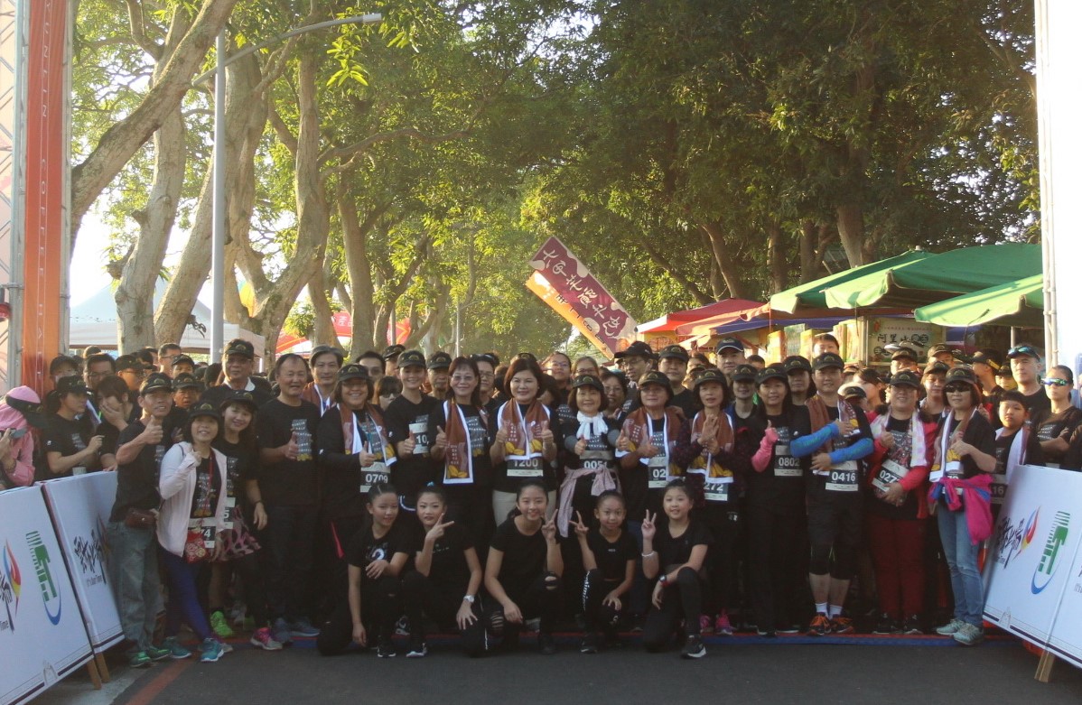 ▲縣長張麗善和橫渡撒哈拉沙漠、世界四大極地超跑林義傑領跑，吸引2千多人參加。（圖／記者簡勇鵬攝，2019.11.17）