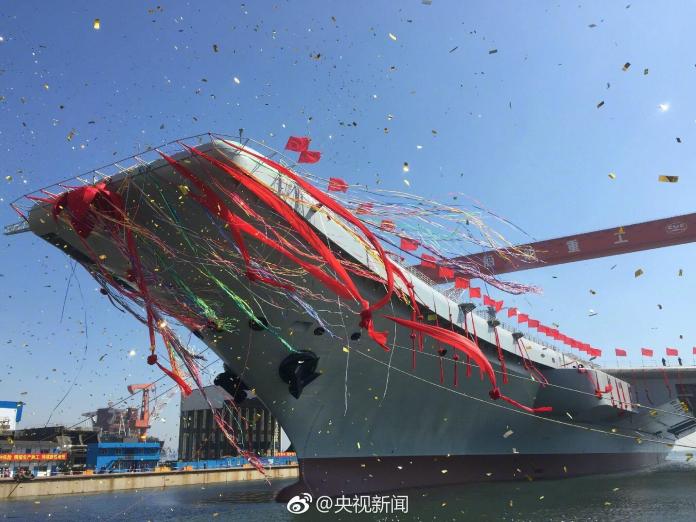 ▲中國大陸自建的第一艘航空母艦正通過台灣海峽中。（圖／翻攝自央視新聞微博）
