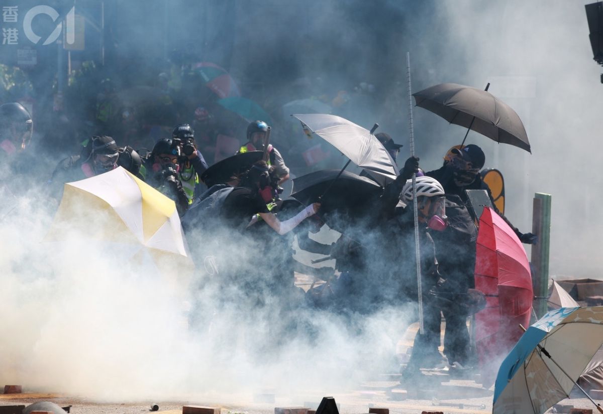 ▲警方向示威者發射催淚彈。（圖／翻攝自《香港 01 》／羅國輝攝）
