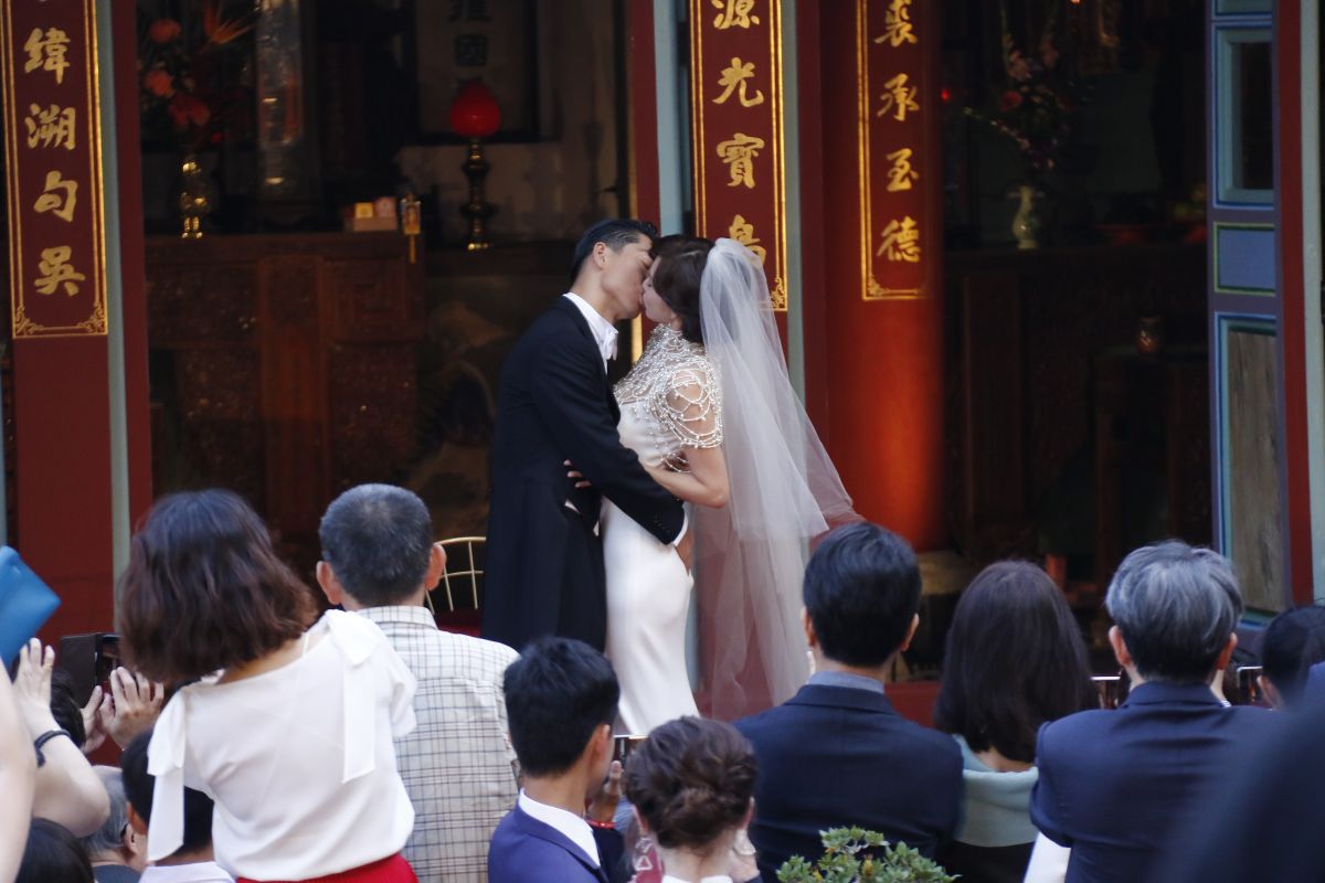 ▲林志玲和老公AKIRA深情擁吻。（圖／記者陳明安攝2019.11.17）