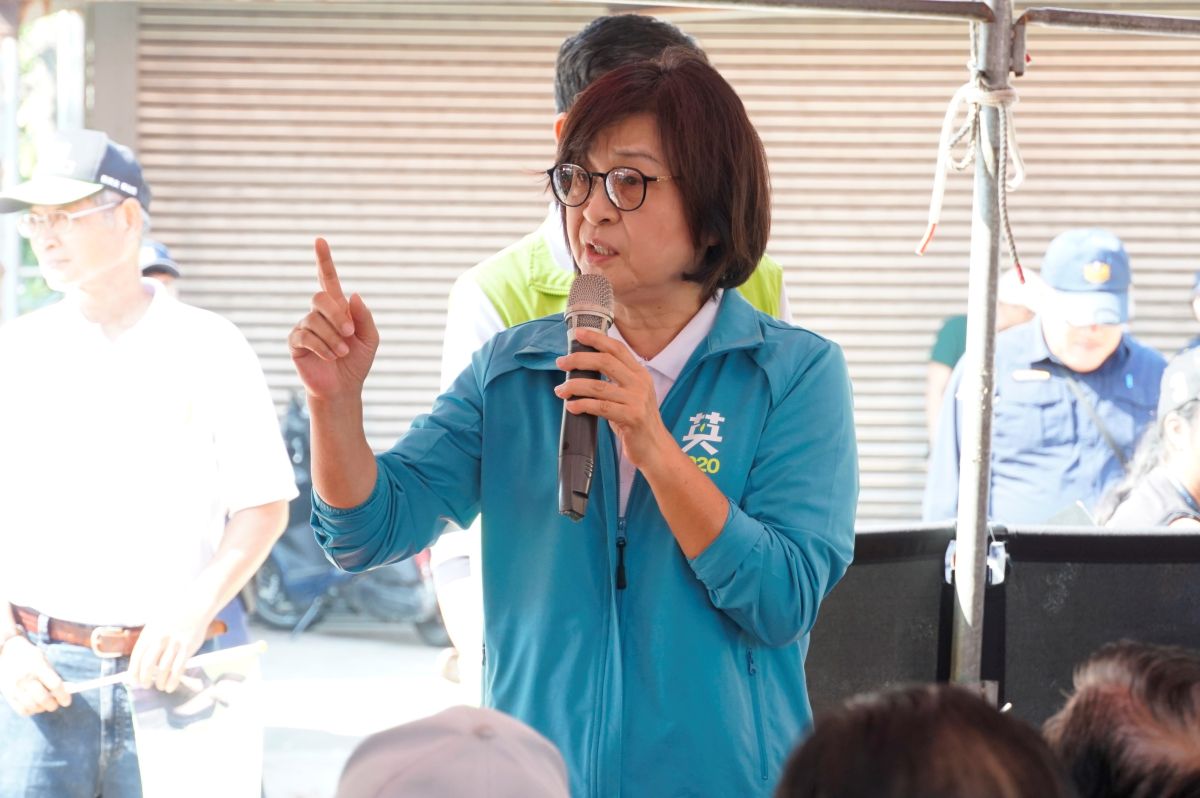 ▲蘇治芬在台上批選情威逼、利誘、恐嚇，籲鄉親一定要用選票勇敢拒絕惡勢力。（圖／記者蘇榮泉攝，2019.11.17）