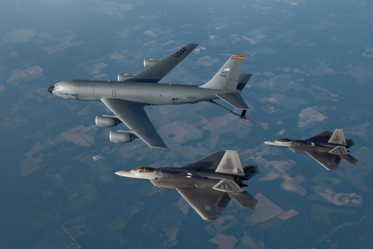 ▲美國空軍KC-135R空中加油機為F-22隱形戰機加油。（圖／美國空軍）