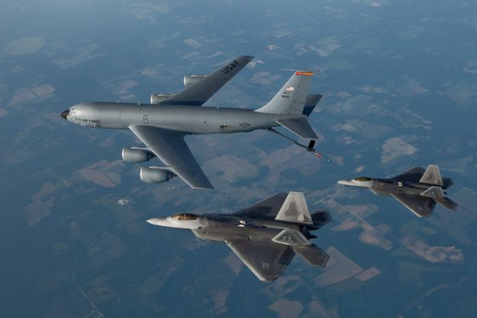 ▲美國空軍KC-135R空中加油機為F-22隱形戰機加油。（圖／美國空軍）